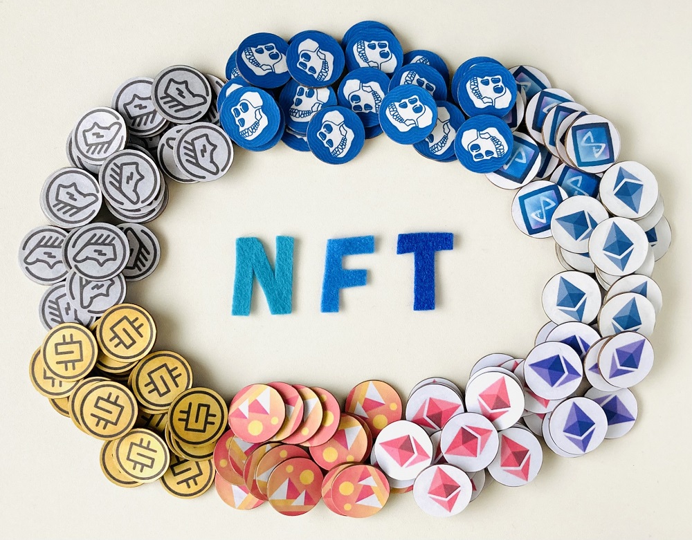 仮想通貨ロゴコインとNFTの文字