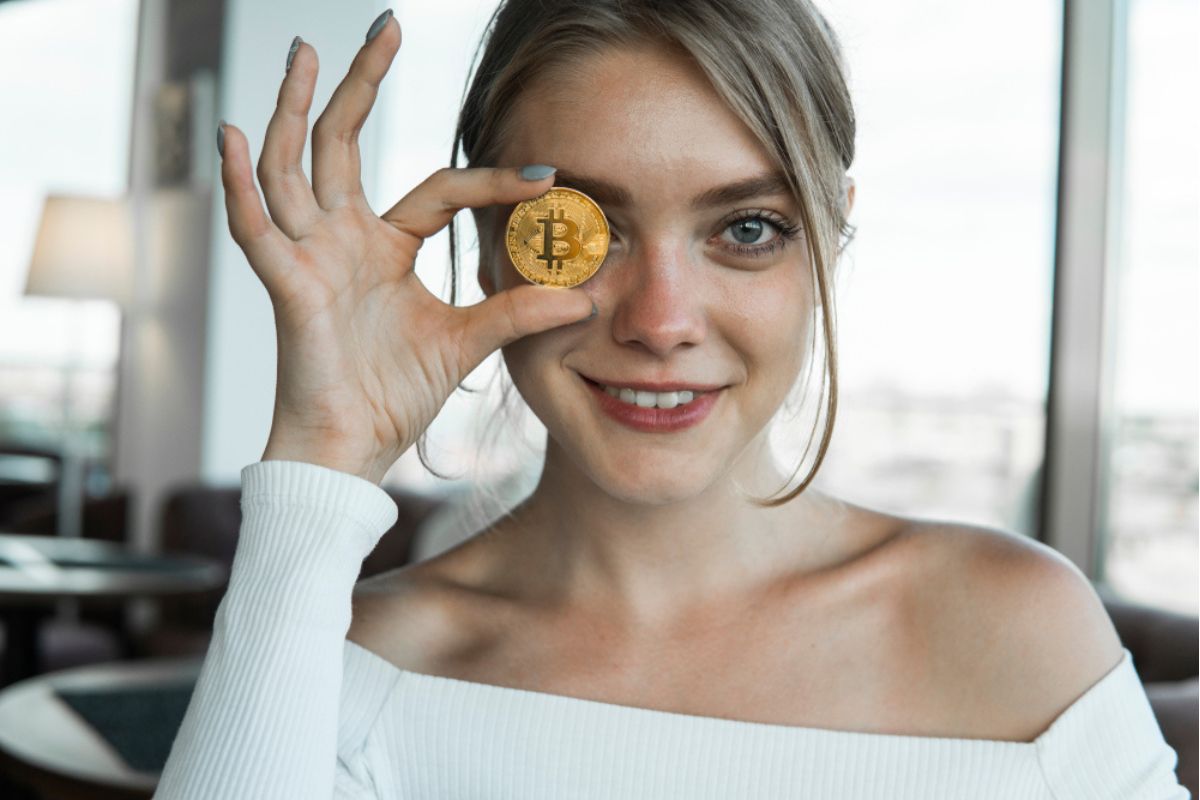 ビットコインを目の前に置いている女性
